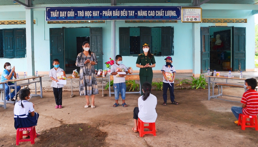 Đại diện các đơn vị trao học bổng cho các em học sinh nghèo vượt khó.